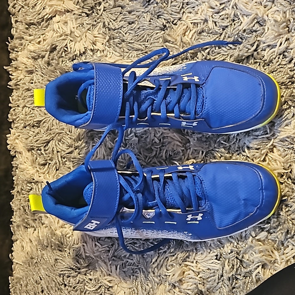 Boys under Armour baseball cleats
